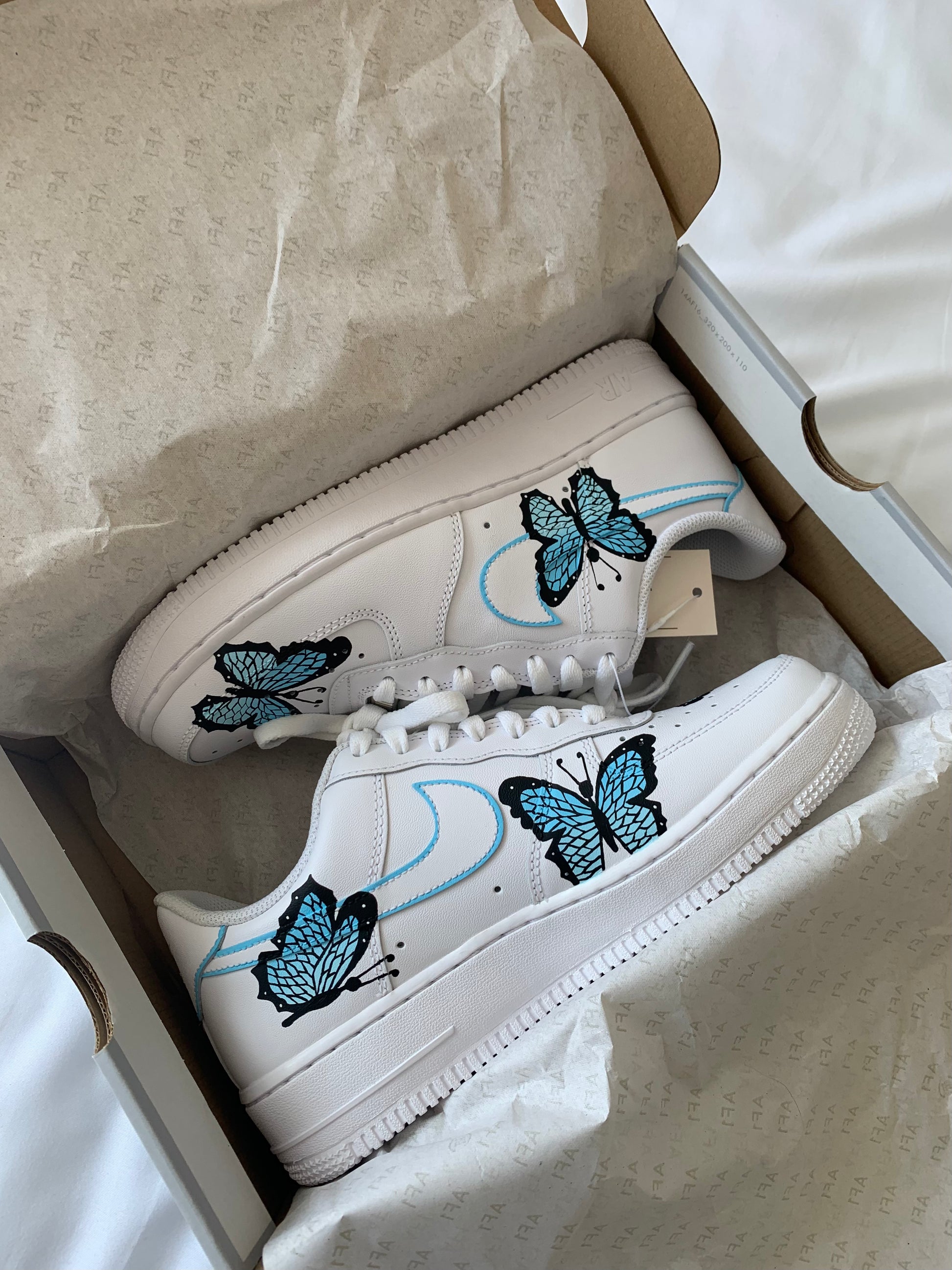 Nike air force 1 with butterfly sales